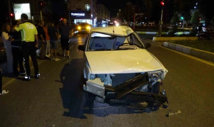 Antalya’da motosiklet ile Tofaş otomobil çarpıştı: 2 yaralı
