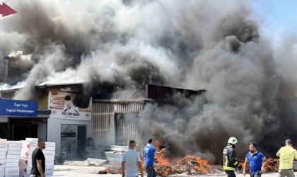 Gazipaşa’da inşaat malzemeleri deposunda yangın