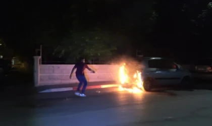 Park halindeki araç alev alev yandı,