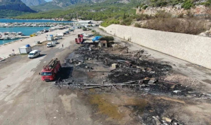 Balıkçı Barınağı’ndaki yangının ardından geriye demir yığınına dönen tekneler kaldı