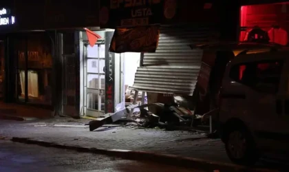 İzmir’de otomobil dönerciye daldı