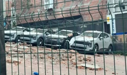 Kağıthane’de duvar sıfır kilometre araçların üzerine çöktü,