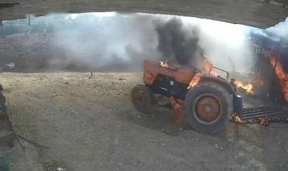 Kısa devre yapan traktör yanarak harekete geçti