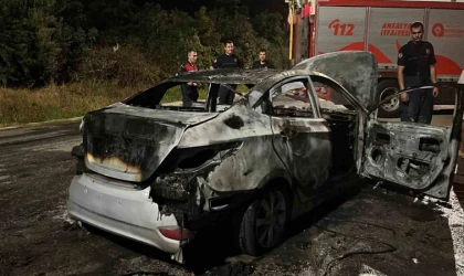 Alanya’da seyir halindeki otomobil alevlere teslim oldu