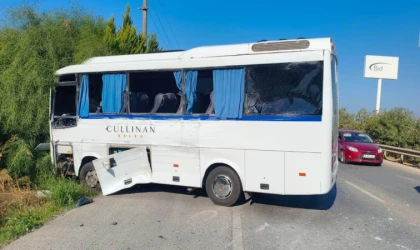 Antalya’da tur otobüsü ile servis minibüsü çarpıştı: 6 yaralı