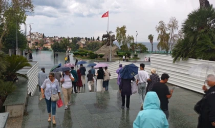 Cumhuriyet Meydanı’nda şemsiyeler açıldı, turistler yağmura rağmen gezilerini sürdürdü