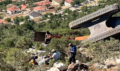iş makinesi 60 metrelik uçuruma yuvarlandı operatör yaralı kurtuldu