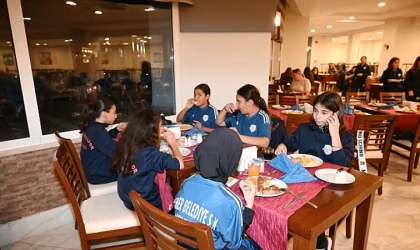 Başkan Topaloğlu’ndan voleybolculara motivasyon yemeği