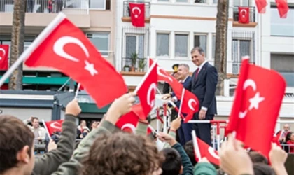 İzmir’de Cumhuriyet coşkusu meydanlara sığmadı