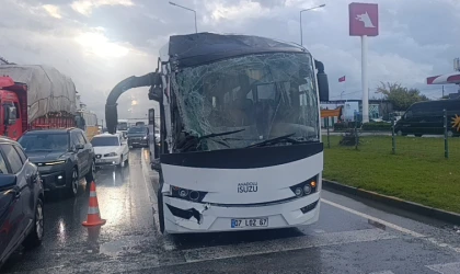 Otel servisinin karıştığı zincirleme kazada 4 personel yaralandı