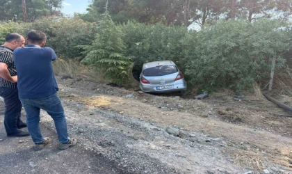 Serik’te kontrolden çıkan otomobil şarampole yuvarlandı