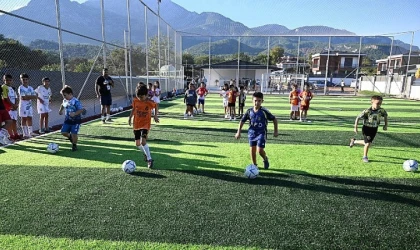 Tekirova’ya yeni halı saha kazandırıldı Tekirova’ya yeni halı saha kazandırıldı